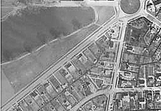 Dette luftfoto er optaget af engelske RAF i 1954. Det viser (lidt utydeligt) at der er byggearbejder igang på flere grunde, der ellers var kolonihaver.